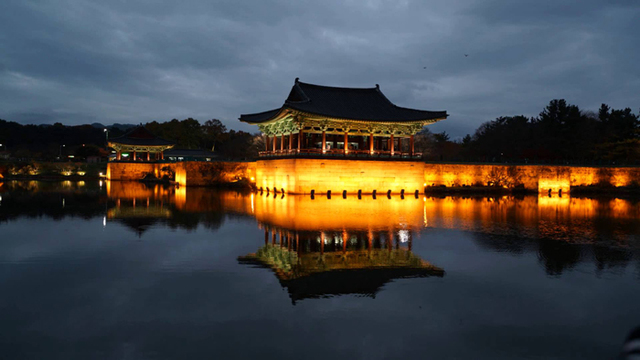 ▲ 경주에서 일찍 잠들겠다는 결심은 애초에 잘못된 생각인지 모르겠다. 아침부터 부지런히 다녀 피곤할지 모르지만 동궁과 월지에서 새어나오는 불빛을 본다면 당신은 달려가고야 말 것이다. 밤이 그윽이 내리면 동궁과 월지에서는 천 년 전 연회가 다시 시작된다.