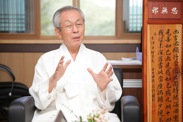 ▲ 김병일 도산서원 선비문화수련원 이사장이 퇴계 이황 선생의 선비정신에 대해 설명하고 있다.  <br /><br />/손병현기자