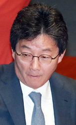 ▲ 바른정당 유승민 의원이 지난 7일 국회 본회의장에서 열린 바른정당 교섭단체 대표 연설에 참석해 동료 의원에게 손을 들며 인사하고 있다.<br /><br />/연합뉴스