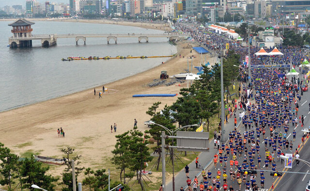 ▲ 5km에 참가한 동호인들이 힘차게 출발을 하고 있다.