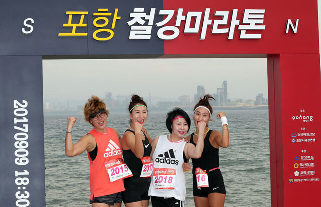 ▲ 철강마라톤 조형물 앞에서 참가자들이 기념촬영을 하고 있다.
