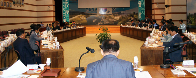 ▲ 지난 11일 포항시청 대회의실에서 `포항 그린웨이(Green Way) 분과위원회 회의가 열리고 있다. <br /><br />/포항시 제공