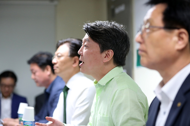 ▲ 국민의당 안철수(오른쪽 두번째) 대표가 지난 15일 오후 대구 반월동 메트로센터를 찾아 상인들과 `골목상권 활성화`를 주제로 발언하고 있다.  <br /><br />/연합뉴스