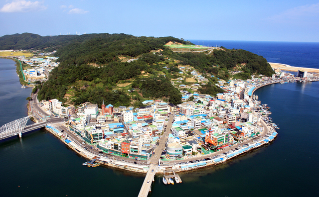 ▲ 짙푸른 바다가 여행자를 맞이하는 영덕 강구항.