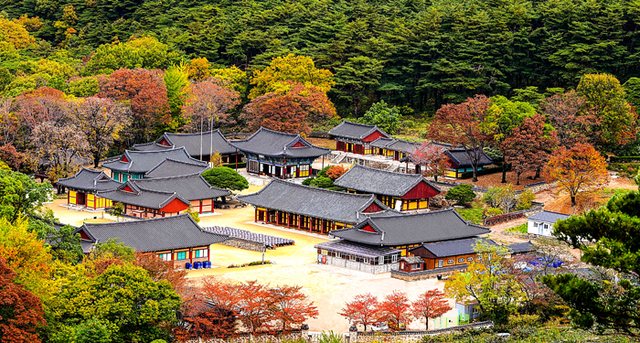 ▲ 단풍이 아름다운 포항 내연산에 자리한 보경사.