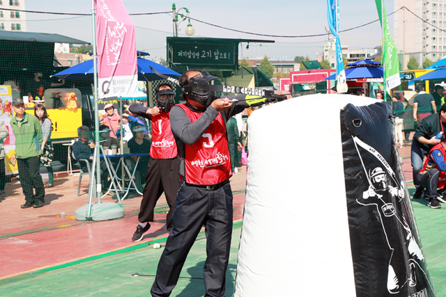 ▲ 제3회 예천세계활축제에서 활 서바이벌 체험장이 인기를 끌고 있다.