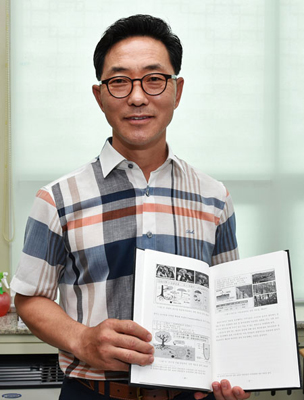 ▲ 일명 `송이박사`로 불리는 권오웅 영덕군 산림과장이 자신이 발표한 송이 관련 논문을 펼쳐 보이고 있다. <br /><br />/영덕군 제공