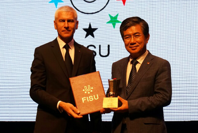 ▲ 김성조 한국체육대총장이 지난 8월 대만 타이베이에서 열린 2017 타이베이 하계유니버시아드 갈라쇼에서 국제대학스포츠연맹(이하 FISU) 오레그 마티신 회장으로부터 최고대학상`Best university`을 받고 있다.