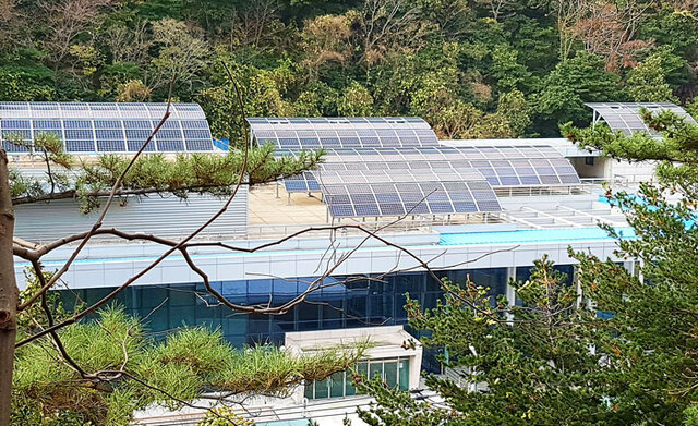 ▲ 울릉군 울릉한마음회관 옥상에 설치된 태양광발전시설.