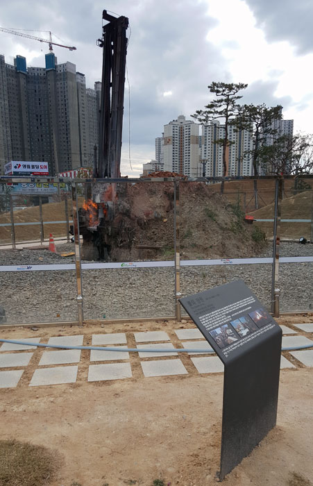 ▲ 포항 폐철도부지 공원화사업 공사현장에서 발생한 가스누출화재 현장 주변에 방화유리가 설치돼 있다.                /박동혁기자 phil@kbmaeil.com