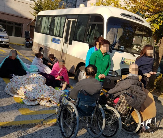 ▲ 지진에 놀라 병원을 뛰쳐 나온 흥해의 한 요양병원 입원 환자들이 병원앞 길거리에 모여 있다. <br /><br />/독자제공<br /><br />