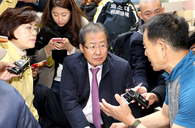 ▲ 여야 각 당 지도부들이 포항 지진 발생 다음 날인 16일 일제히 피해현장을 찾았다. 홍준표 자유한국당 대표가 이재민들을 위로하고 있다. <br /><br />/이용선기자