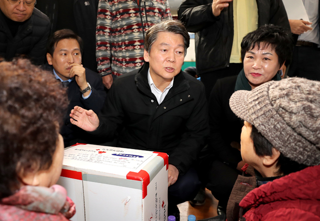 ▲ 여야 각 당 지도부들이 포항 지진 발생 다음 날인 16일 일제히 피해현장을 찾았다. 안철수 국민의당 대표가 이재민들을 위로하고 있다. <br /><br />/이용선기자