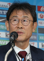 ▲ 윤덕여 여자 축구국가대표팀 감독이 21일 오전 서울 종로구 축구회관에서 12월 8일 일본에서 열리는 2017 동아시안컵에 출전할 대표팀 명단을 발표한 뒤 각오를 밝히고 있다.  <br /><br />/연합뉴스
