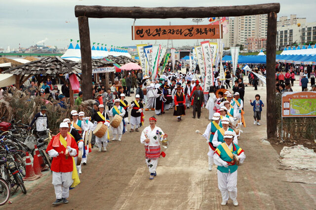 ▲ 형산강 둔치에서 연일 부조장터 문화축제가 열리는 모습. <br /><br />/포항시 제공