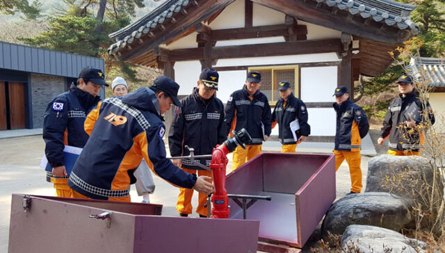 ▲ 청도소방서가 겨울철을 맞아 화재취약지역에 대한 소방시설점검을 실시하고 있다.<br /><br />/청도소방서 제공
