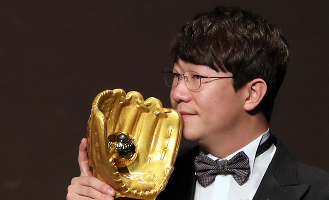 ▲ 6일 오전 서울 중구 더플라자호텔에서 열린 `2017 조아제약 프로야구 대상 시상식`에 대상을 수상한 KIA 양현종이 트로피에 입을 맞추며 기념촬영하고 있다.  <br /><br />/연합뉴스