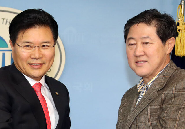 ▲ 홍문종(왼쪽)·유기준 의원이 10일 국회 정론관에서 홍문종 의원으로 후보 단일화 한다는 기자회견을 마친 뒤 손을 맞잡고 있다. <br /><br />/연합뉴스