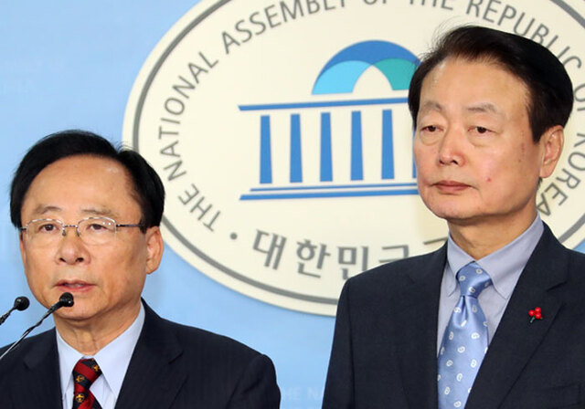 ▲ 중립지대 단일후보로 선출된 한선교(오른쪽) 후보가 지난 8일 국회 정론관에서 이주영 정책위의장 후보와 기자회견을 하고 있다. <br /><br />/연합뉴스