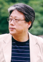 ▲ “시는 우주와 세상을 바라보는 시인의 눈빛이 얼개를 이룬 것”이라 말하는 김만수 시인.