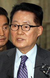 ▲ 국민의당 박지원 전 대표가 20일 국회에서 열린 의원 총회에 참석하며 바른정당과의 통합에 반대하는 것이지 안철수 대표를 반대하는 것이 아니라고 발언하고 있다.<br /><br />/연합뉴스