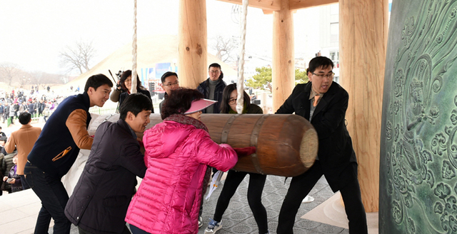▲ 희망찬 한 해를 기원하며 신라대종을 타종하는 모습. 경주시는 오는 31일 신라대종공원에서 경주의 새로운 천년 도약과 국태민안을 기원하는 `2017 제야의 종` 타종행사를 연다.                                                                      /경주시 제공