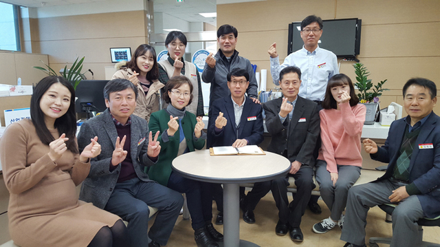 ▲ 친절부서로 선정된 문수면 직원 단체사진(왼쪽에서 4번째가 박영미 문수면장).<br /><br />/영주시 제공