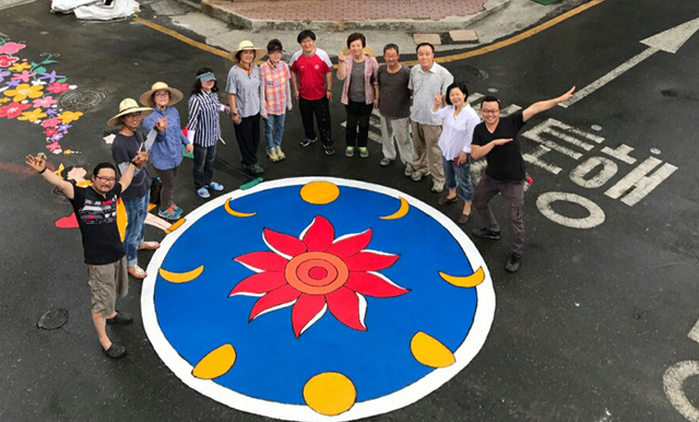 ▲ 포항시가 올해로 문화도시 조성사업 시행 3년차를 맞아 그간의 축적된 문화인프라를 바탕으로 본격적으로 `문화도시 포항`만의 고유한 색깔을 만들어 나갈 계획이다. 사진 예술인들의 아트촌 꿈틀로.<br /><br />/포항시 제공