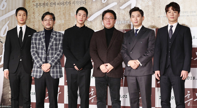 ▲ 배우 정우(왼쪽부터), 정진영, 정해인, 조근현 감독, 배우 김원해, 정상훈이 9일 오전 서울 롯데시네마 건대입구점에서 열린 영화 `흥부` 제작발표회에서 포즈를 취하고 있다. 이 작품은 지난해 사고로 세상을 떠난 배우 고 김주혁의 유작이다.<br /><br />/연합뉴스