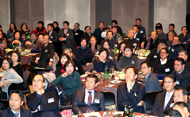 ▲ 재경 출향인들이 이강덕 시장의 시정보고를 보면서 지진피해 극복과정과 고향의 발전계획을 확인하고 있다.