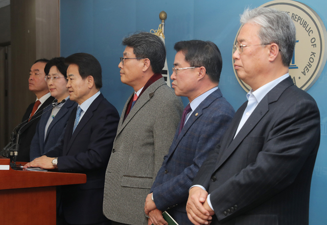 ▲ 통합반대파인 국민의당지키기운동본부 의원들이 18일 오후 국회 정론관에서 기자회견을 열고 안철수·유승민 대표의 통합 공동선언에 대해 비판하고 있다. <br /><br />/연합뉴스