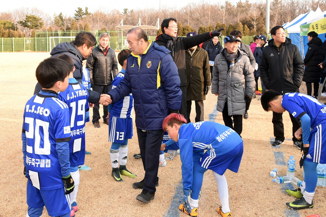 ▲ 최양식 경주시장이 경주컵 동계 전국유소년클럽축구 페스티벌이 열리는 축구공원을 찾아 선수단과 학부모를 격려하고 있다. <br /><br />/경주시 제공