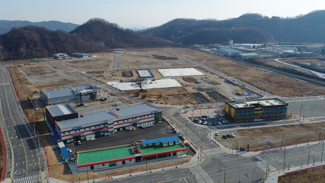 ▲ 현재 기업들이 속속 입주하고 있는 문경 신기제2일반산업단지 전경. 문경시는 올해 안으로 100% 분양을 목표로 하고 있다. <br /><br />/문경시 제공