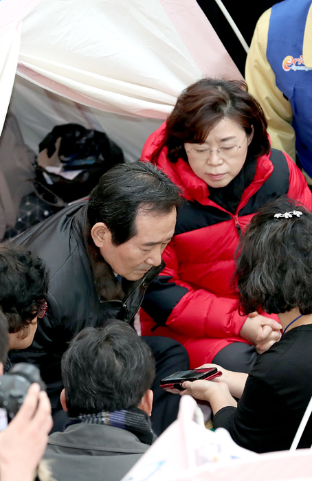 ▲ 13일 오전 정세균 국회의장이 지진 피해 이재민 대피소인 포항시 북구 흥해읍 체육관을 방문해 텐트 생활을 하는 이재민의 고충을 직접 듣고 있다.                          /이용선기자