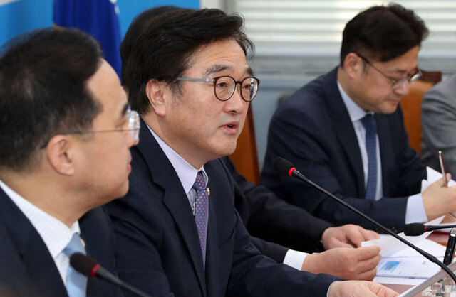 ▲ 더불어민주당 우원식 원내대표가 20일 국회에서 열린 원내대책회의에서 발언하고 있다. <br /><br />/연합뉴스