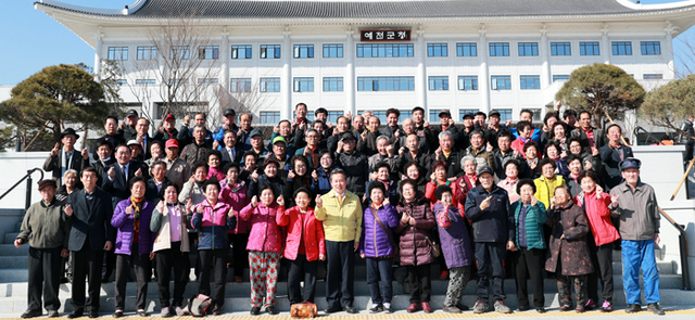 ▲ 이현준(앞줄 가운데) 예천군수가 신청사를 찾은 방문객들과 기념촬영 하고 있다.<br /><br /> /예천군 제공
