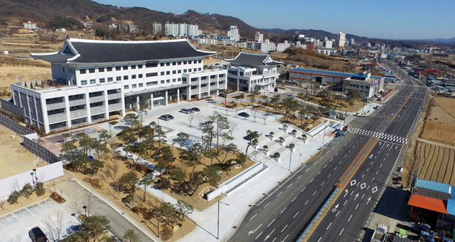 ▲ 봉덕산을 뒤로하고 내성천이 휘감은 배산임수 명당에 자리잡은 예천 신청사 전경.