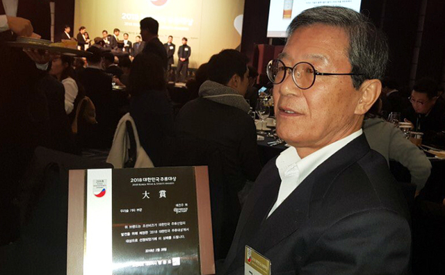 ▲ (주)착한농부 대표가 대상을 수상하고 있다. <br /><br />/예천군 제공