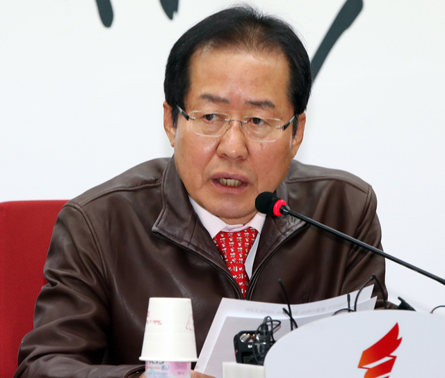 ▲ 자유한국당 홍준표 대표가 20일 서울 여의도 당사에서 열린 6·13 지방선거 총괄기획단 전체회의에서 발언하고 있다. 이날 홍 대표는 개헌 투표를 하게 되면 본회의장에 들어가는 의원을 제명 처리하겠다”고 말했다.   <br /><br />/연합뉴스