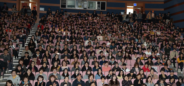 ▲ 포항시는 대도시보다 교육 현장의 정보와 여건이 상대적으로 부족해 그동안 입시설명회가 열리면 늘 시민들의 뜨거운 관심과 호응을 얻었다. 포항시가 개최한 입시설명회의 객석이 시민들로 가득 찬 모습.