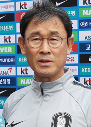 ▲ 2018 아시아축구연맹(AFC) 여자 아시안컵을 앞둔 여자 축구 대표팀의 윤덕여 감독이 27일 오후 경기 파주 축구대표팀트레이닝센터(NFC)에서 열린 미디어데이 행사에서 취재진 질문에 답하고 있다<br /><br />.  /연합뉴스