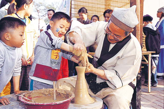 ▲ 대가야 체험축제에서 어린이들이 직접 도자기를 만들고 있다.