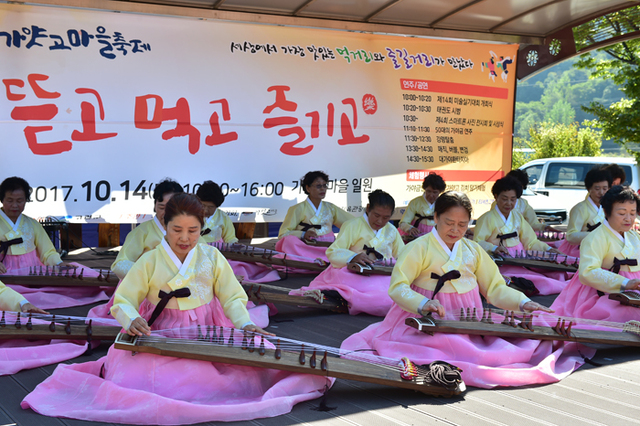 ▲ 어르신 연주단의 가야금 공연 장면.<br /><br /> /고령군 제공