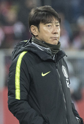 ▲ 축구국가대표팀 신태용 감독이 27일(현지시간) 폴란드 카토비체 주 호주프 실레시안 경기장에서 열린 폴란드전에서 선수들의 움직임을 지켜보고 있다. <br /><br />/연합뉴스