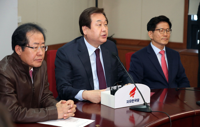 ▲ 지난달 30일 오전 서울 여의도 자유한국당 당사에서 열린 사회주의 개헌저지 투쟁본부 위원장 임명장 수여식에서 김무성 위원장이 발언하고 있다.<br /><br />/연합뉴스