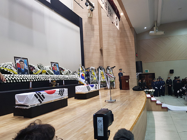 ▲ 지난 7일 대구 제11전투비행단에서 부대장으로 열린 故 최필영(29) 소령과 故 박기훈(27) 대위의 영결식 모습.                     / 김재욱기자 kimjw@kbmaeil.com