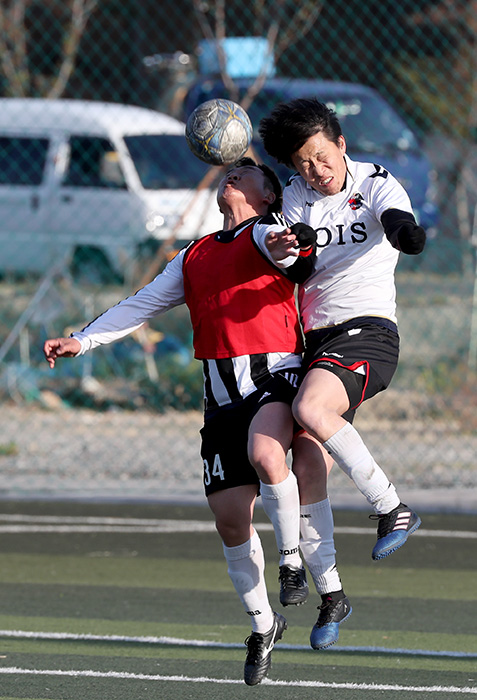 ▲ 지난 7일 오후 포항 양덕스포츠타운 축구장에서 열린 제22회 경북매일신문사장기 클럽대항 축구대회 청년부 경기에 출전한 포이스클럽과 오천클럽 선수들이 치열한 볼 다툼을 벌이고 있다.  /이용선기자 photokid@kbmaell.com