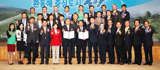 ▲ 지난 2일 포스코와 포항시, 지역 상공인 등 관계자들이 ‘상생협력 강화 양해각서’를 체결한 뒤 기념촬영을 하고 있다.   /포스코 제공