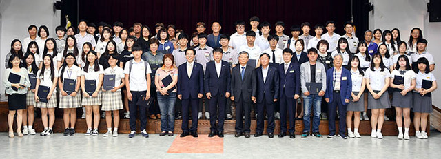 ▲ 2017년 (재)문경시장학회 장학생 장학증서 수여식 모습.  /문경시제공