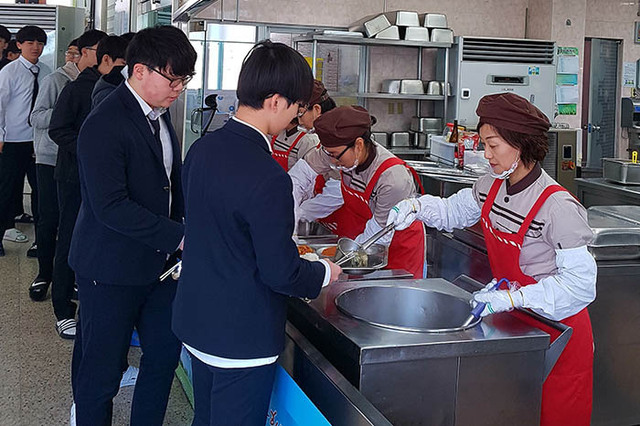 ▲ 문경시 지역 내 학교 무상급식 광경.